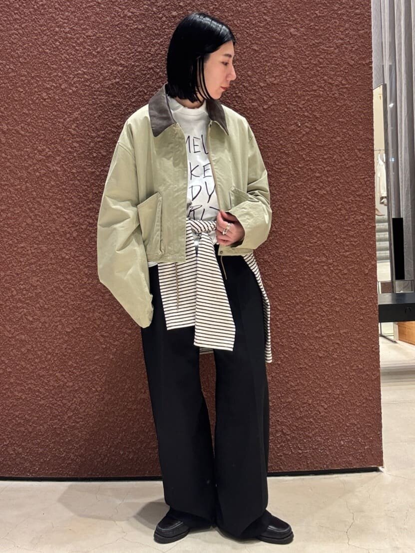 白のロングスリーブTシャツ×ショートブルゾンのコーデ