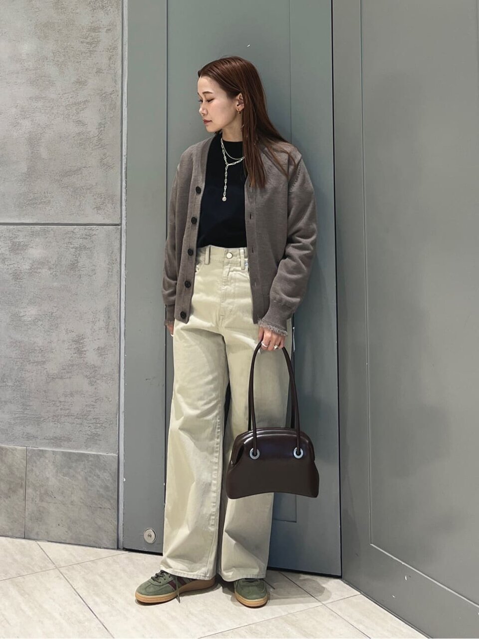 黒のロングスリーブTシャツ×カーディガンのコーデ