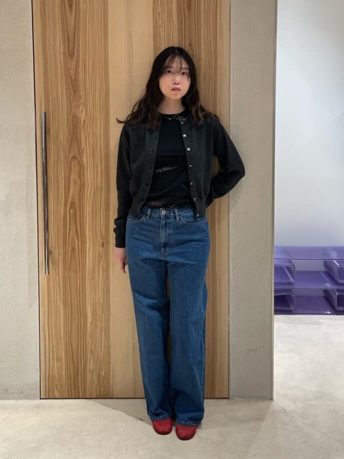 黒のTシャツ×デニムパンツのコーデ