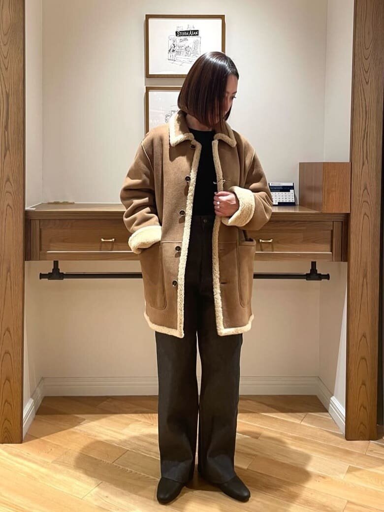 黒のロングスリーブTシャツ×ムートンブルゾンのコーデ