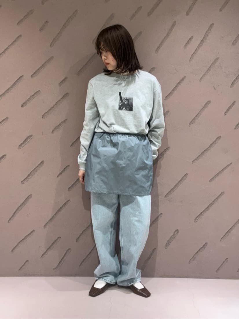 グレーのロングスリーブTシャツ×デニムパンツのコーデ