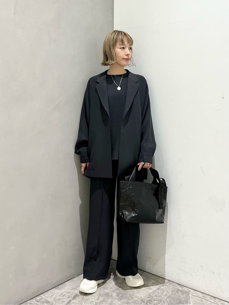 グレーのロングスリーブTシャツ×ジャケットのコーデ