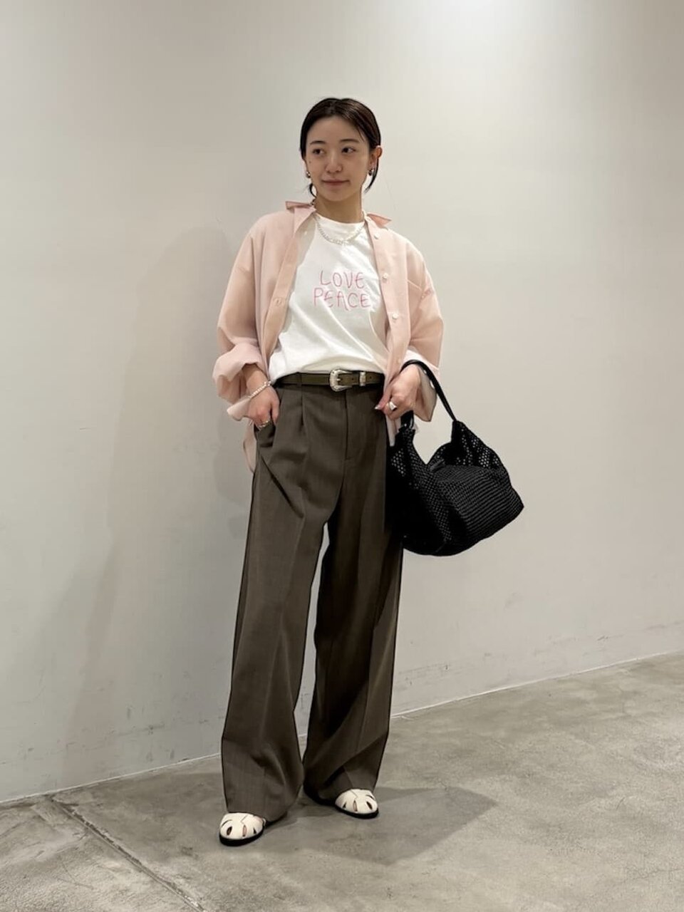 白のTシャツ×シアーシャツのコーデ