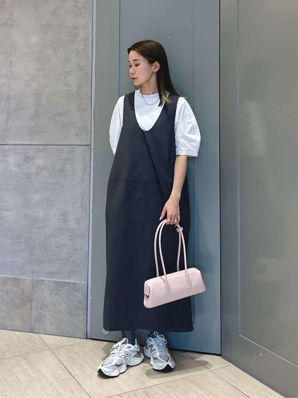 白のTシャツ×バルーンドレスのコーデ
