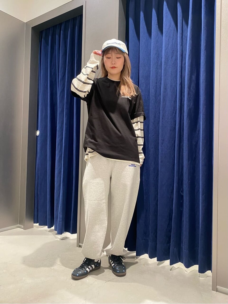 黒のTシャツ×ボーダー柄のロングスリーブTシャツのコーデ