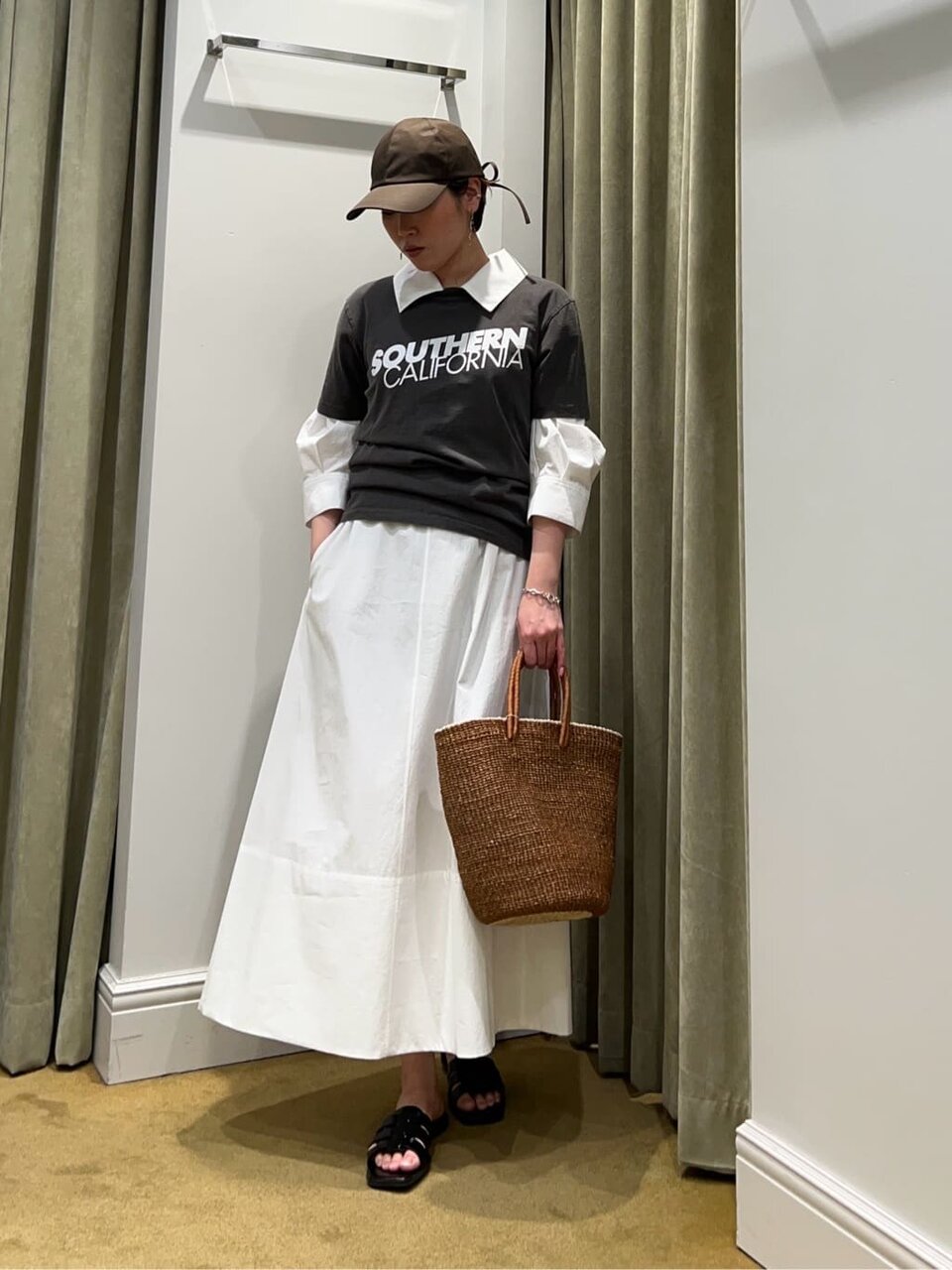 シャツワンピース×黒のTシャツのコーデ