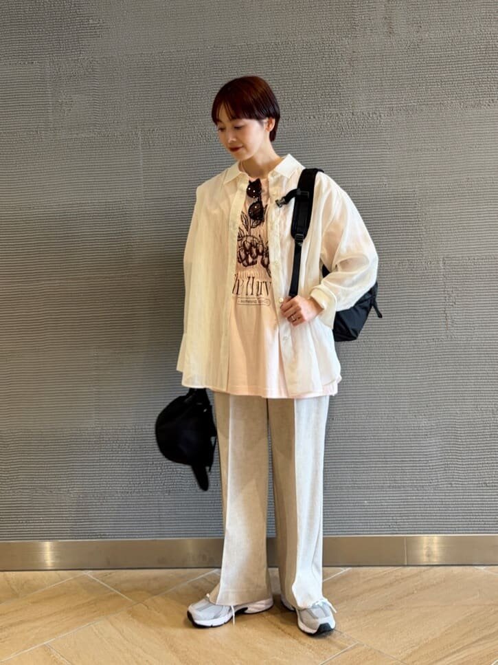 ライトピンクのTシャツ×シアーシャツのコーデ
