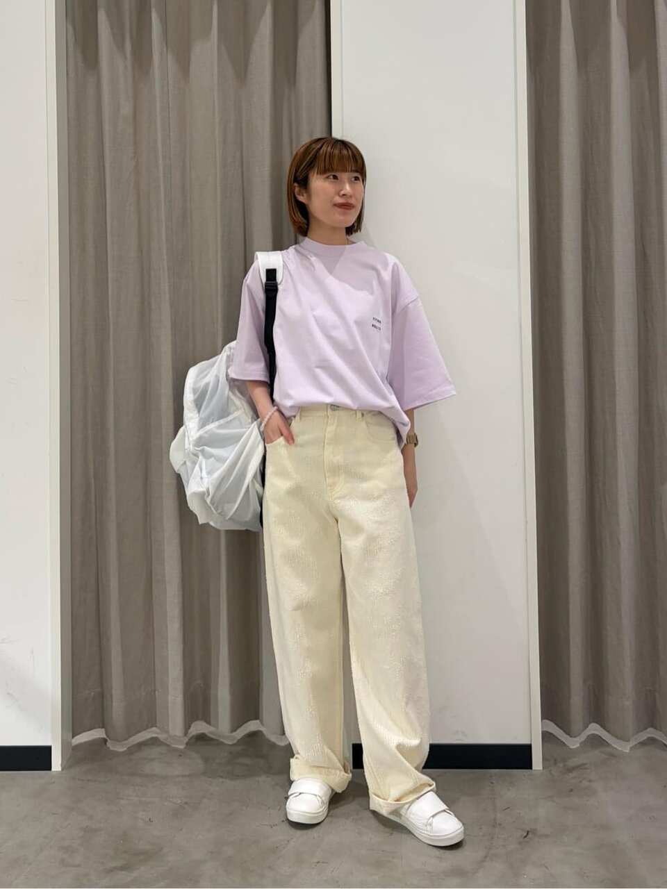 ライトピンクのTシャツ×デニムパンツのコーデ