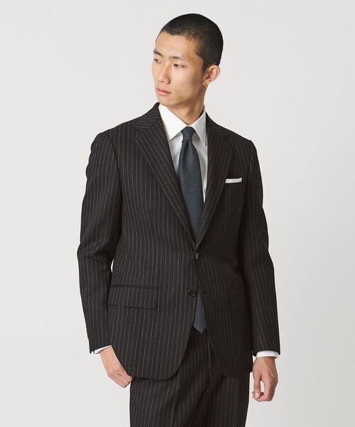ピンストライプのスーツを着た男性
