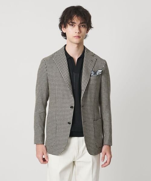 シェパードチェックのジャケットを着た男性