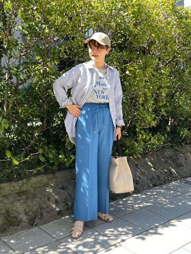 シャツを羽織った春らしいレディースコーデ