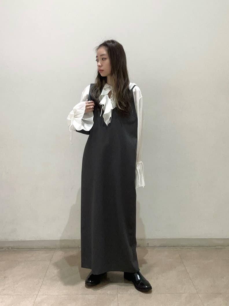 キャミソールワンピースを着た女性