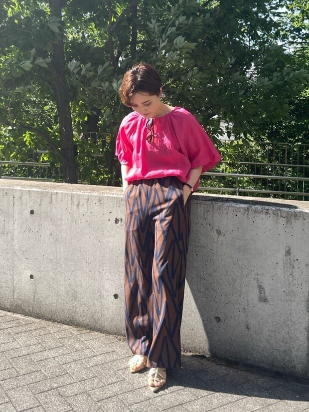 映え色トップスに柄パンツをあわせた夏のレディースコーデ