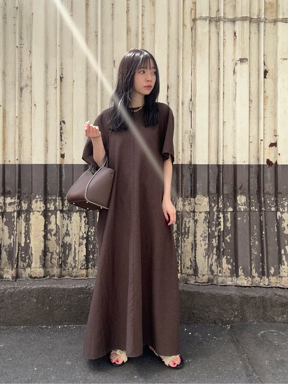 ブラウンのワンピースを着た女性