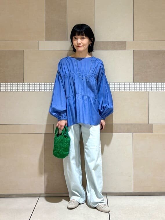青いブラウスを着た女性