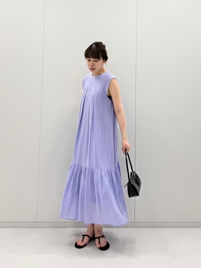 ライラック色のワンピースを着た女性