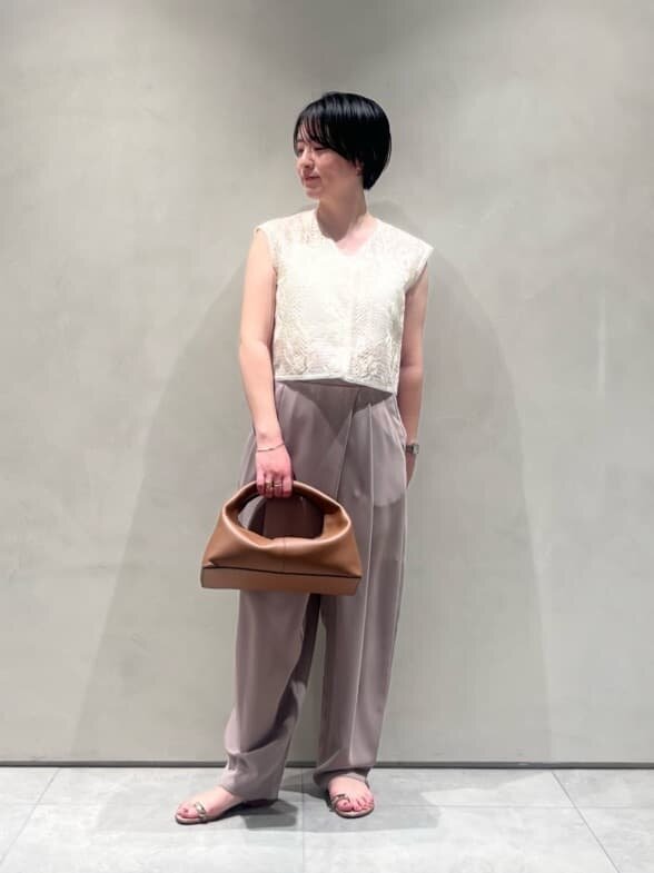 白いベストを着た女性
