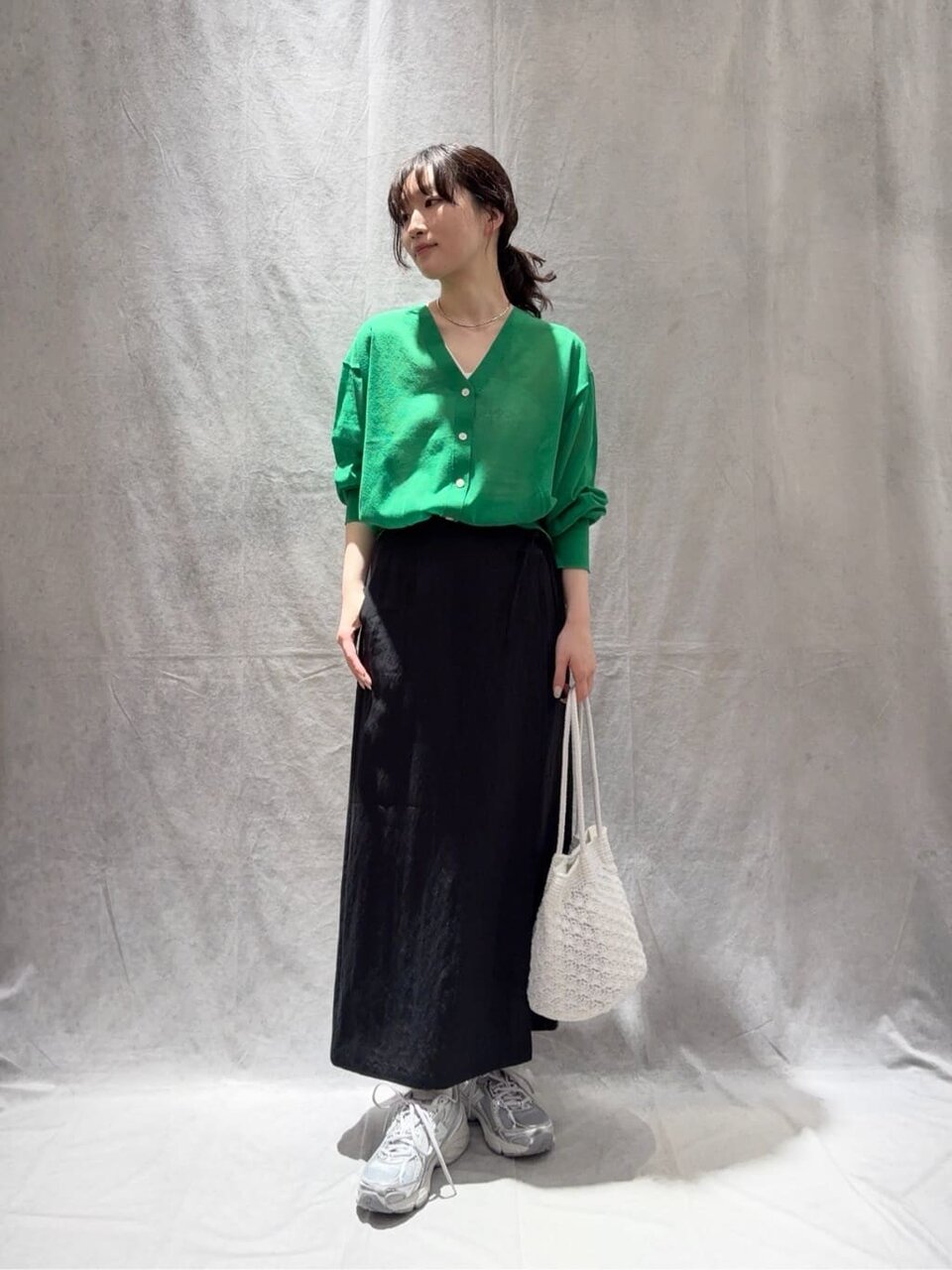Vネックカーディガン×黒スカートのコーデ