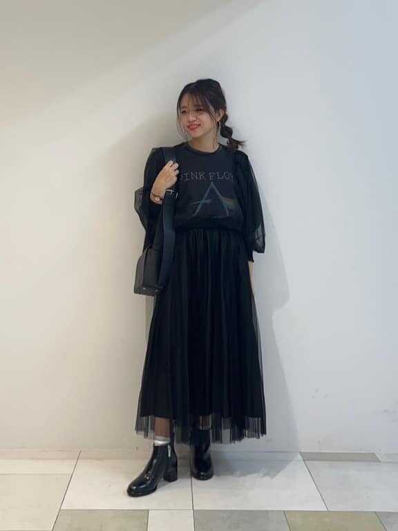 プリントTシャツ×黒スカート