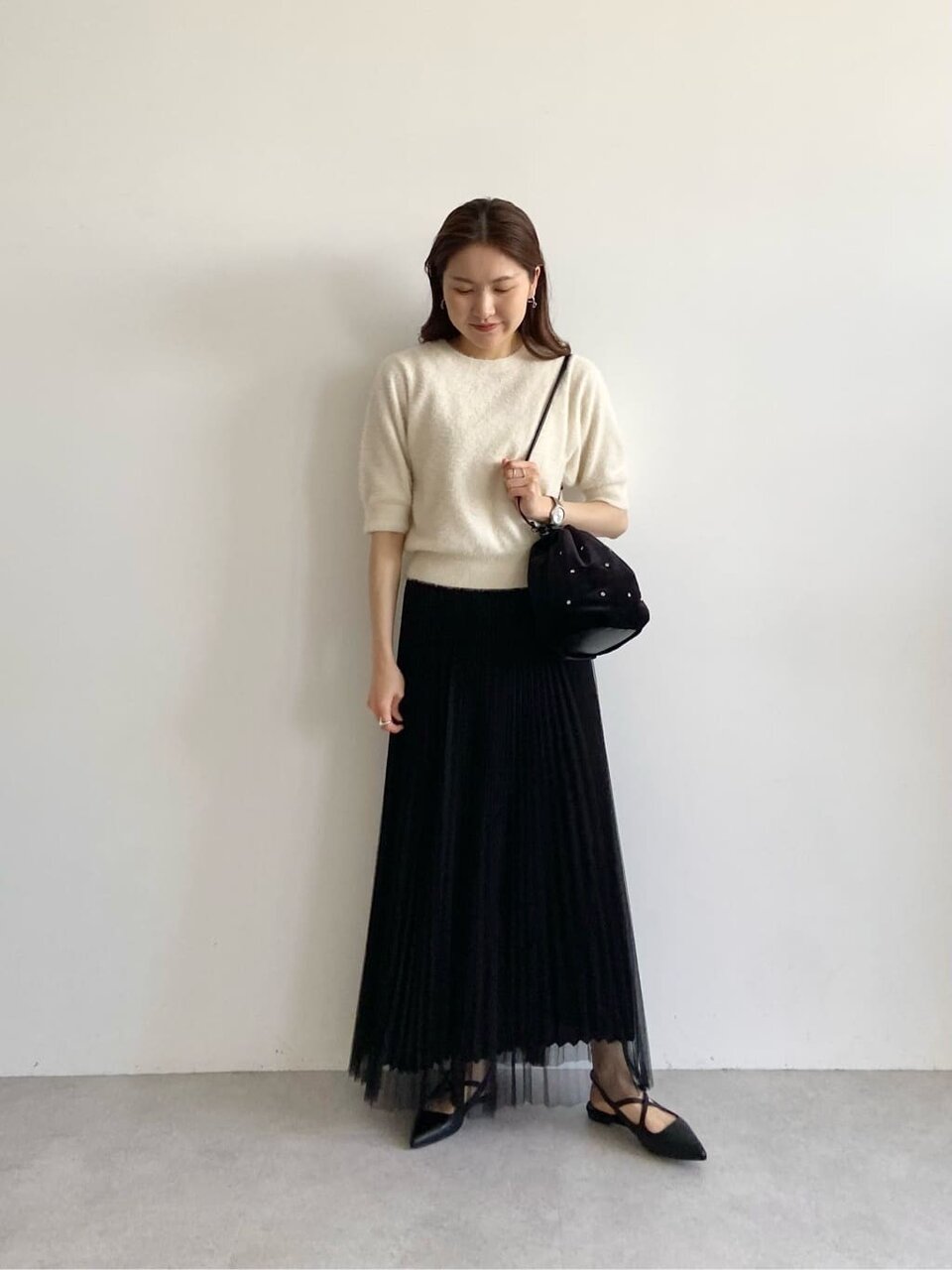 ショートスリーブニット×黒スカートのコーデ