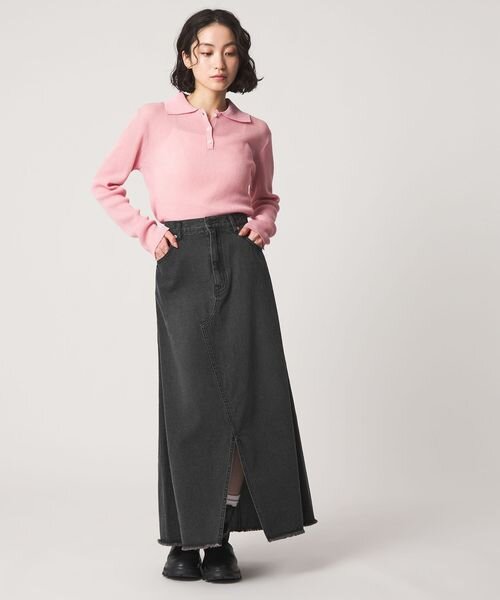 ピンクのシアーシャツ×黒スカートのコーデ