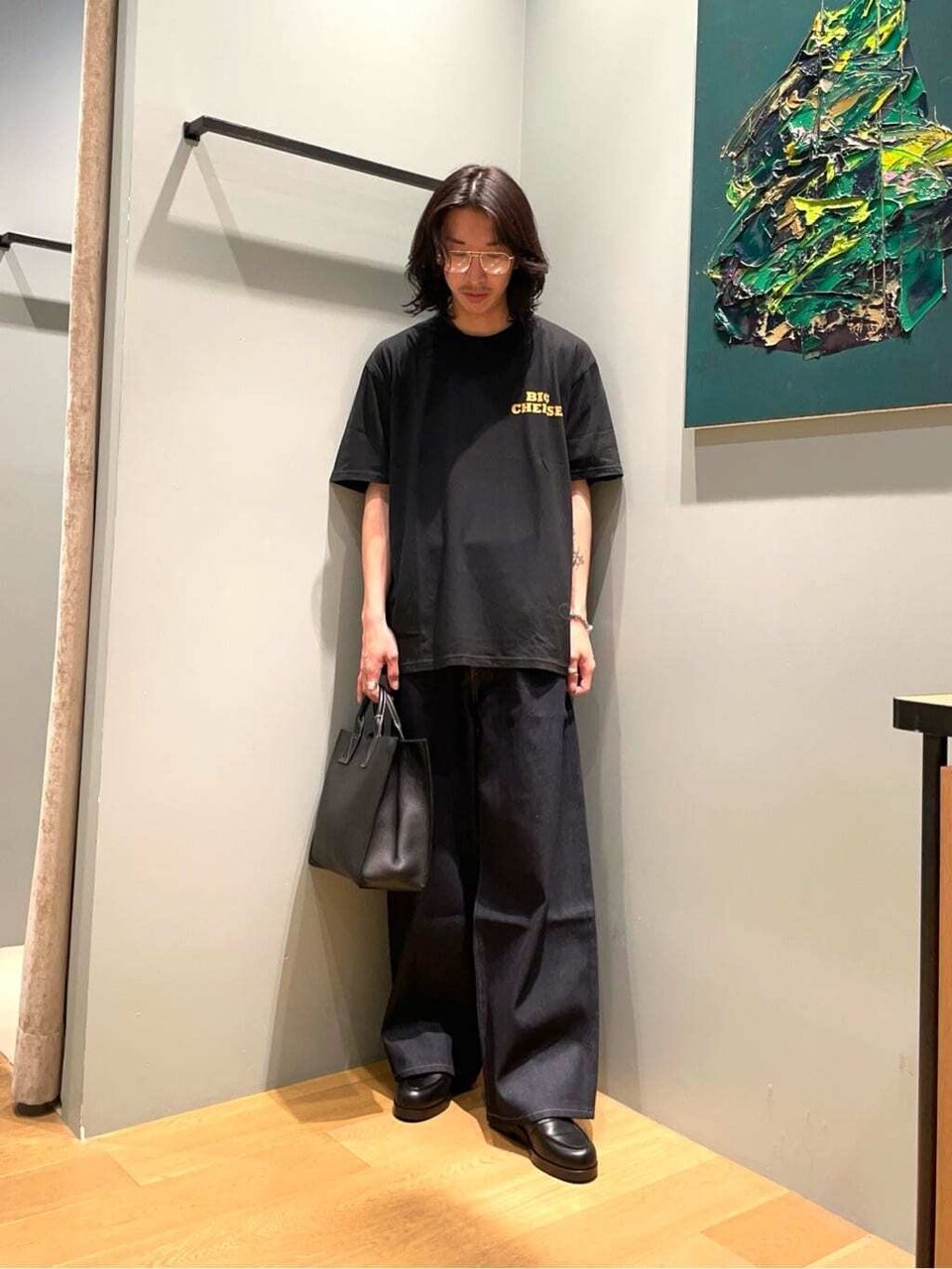 黒いTシャツ×デニムパンツの夏コーデ