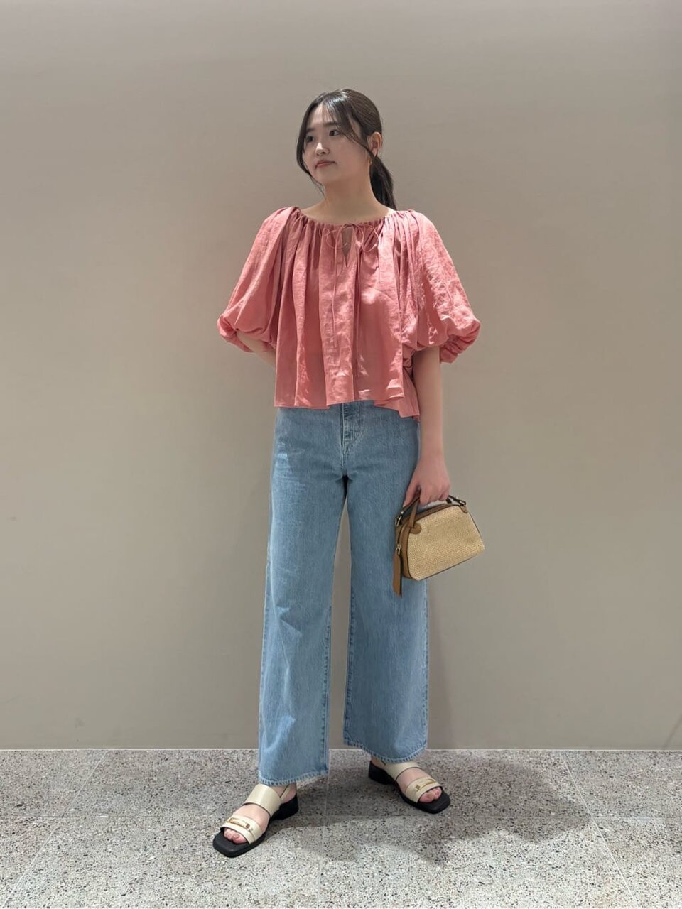 ピンクのブラウスを着た女性