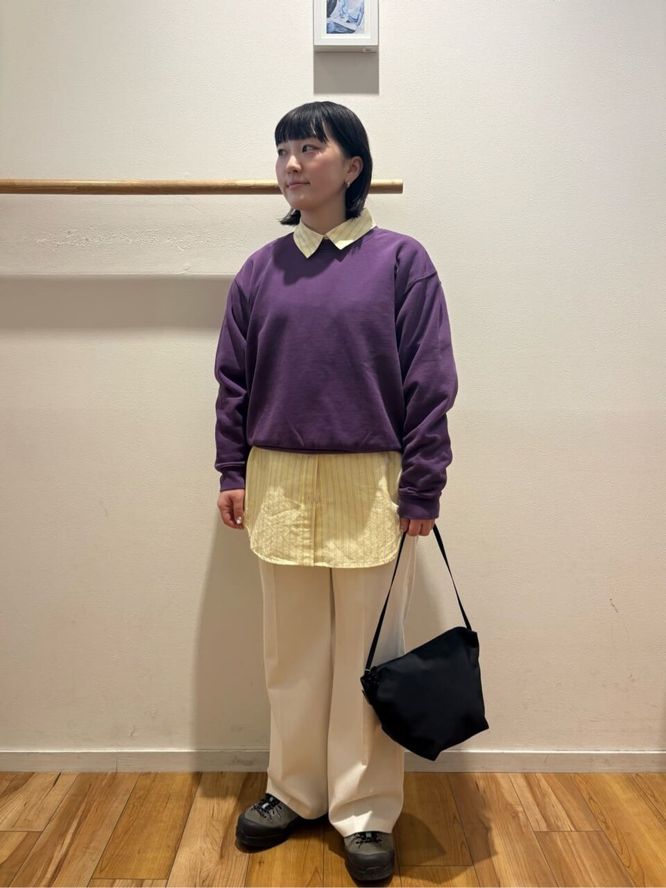 パープルのスウェットを着た女性