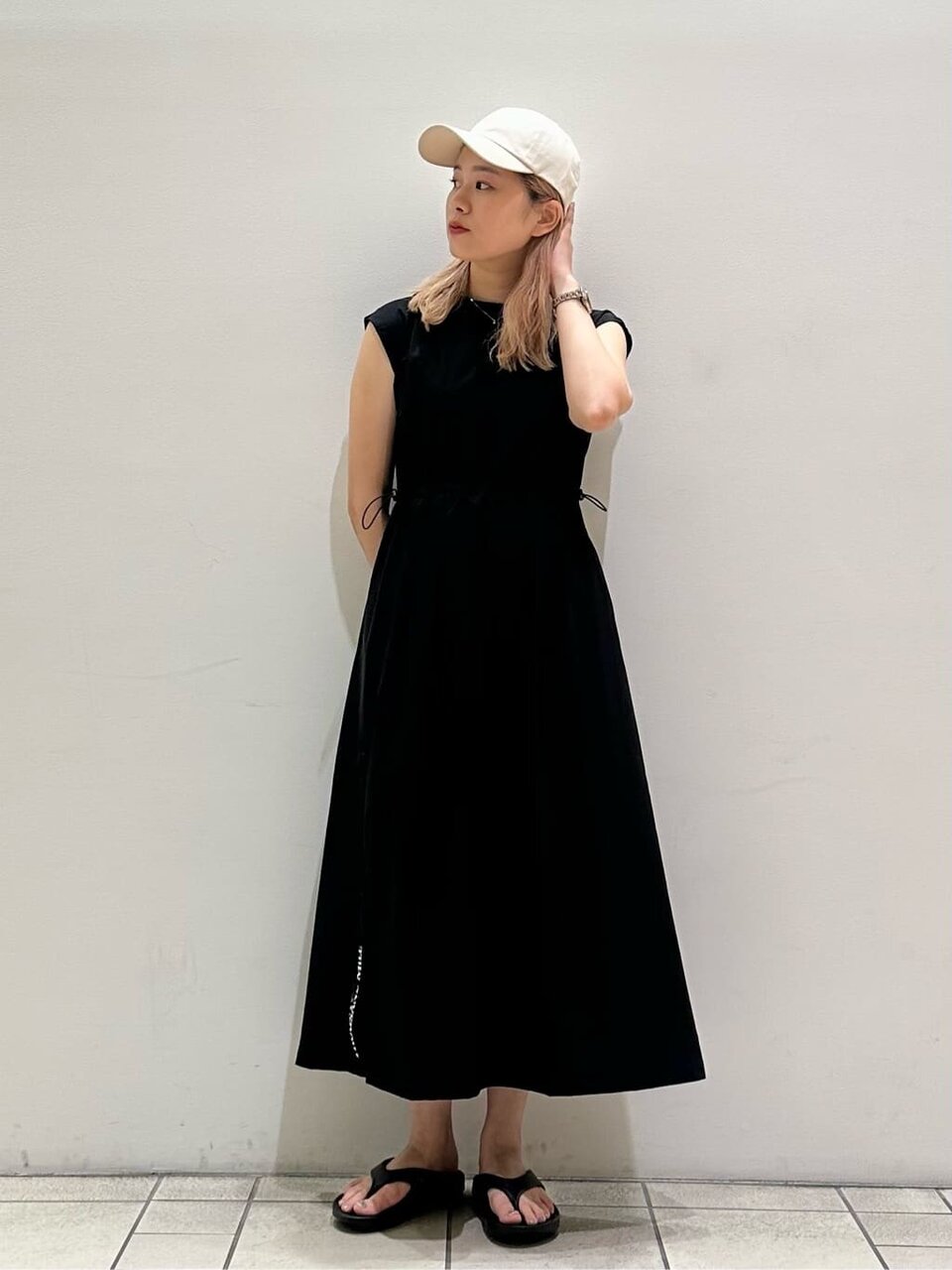 ブラックワンピースを着た女性