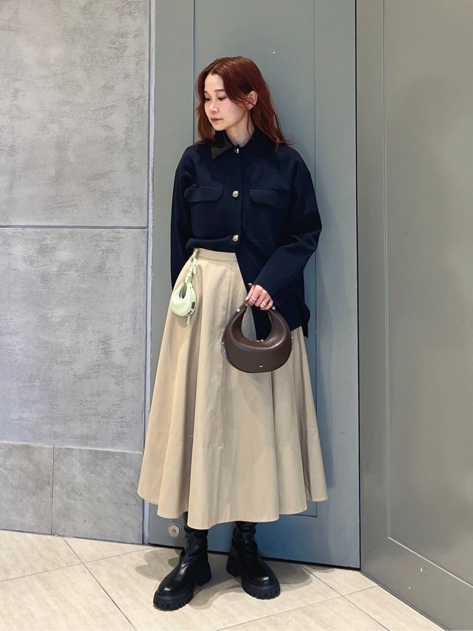 フレアスカートを着た女性