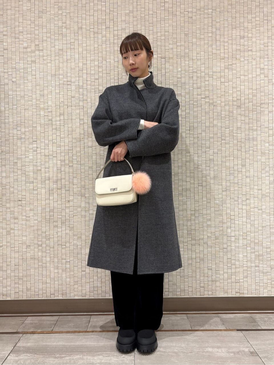 チェスターコートを着た女性