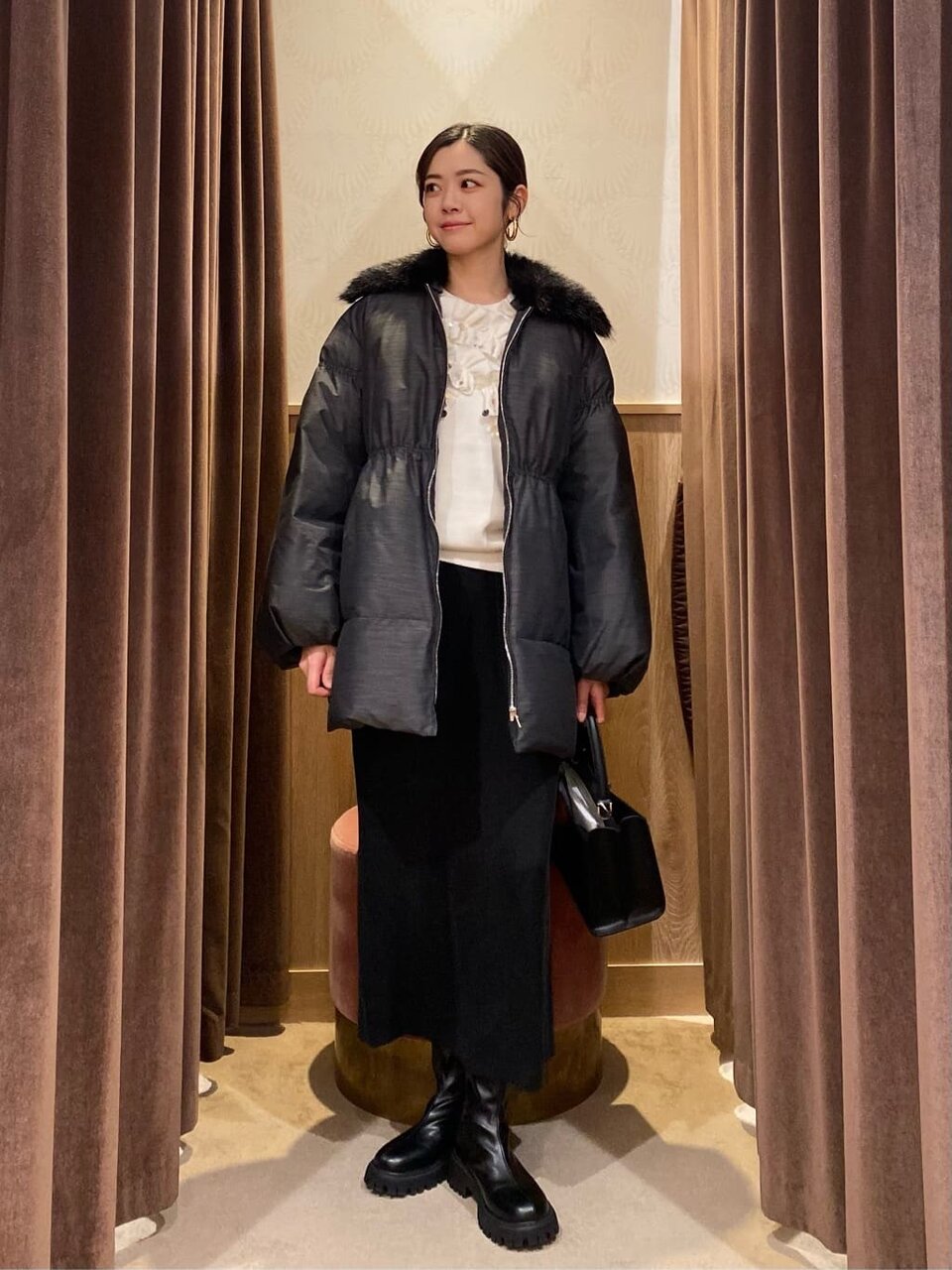 ダウンコートとタイトスカートを着た女性