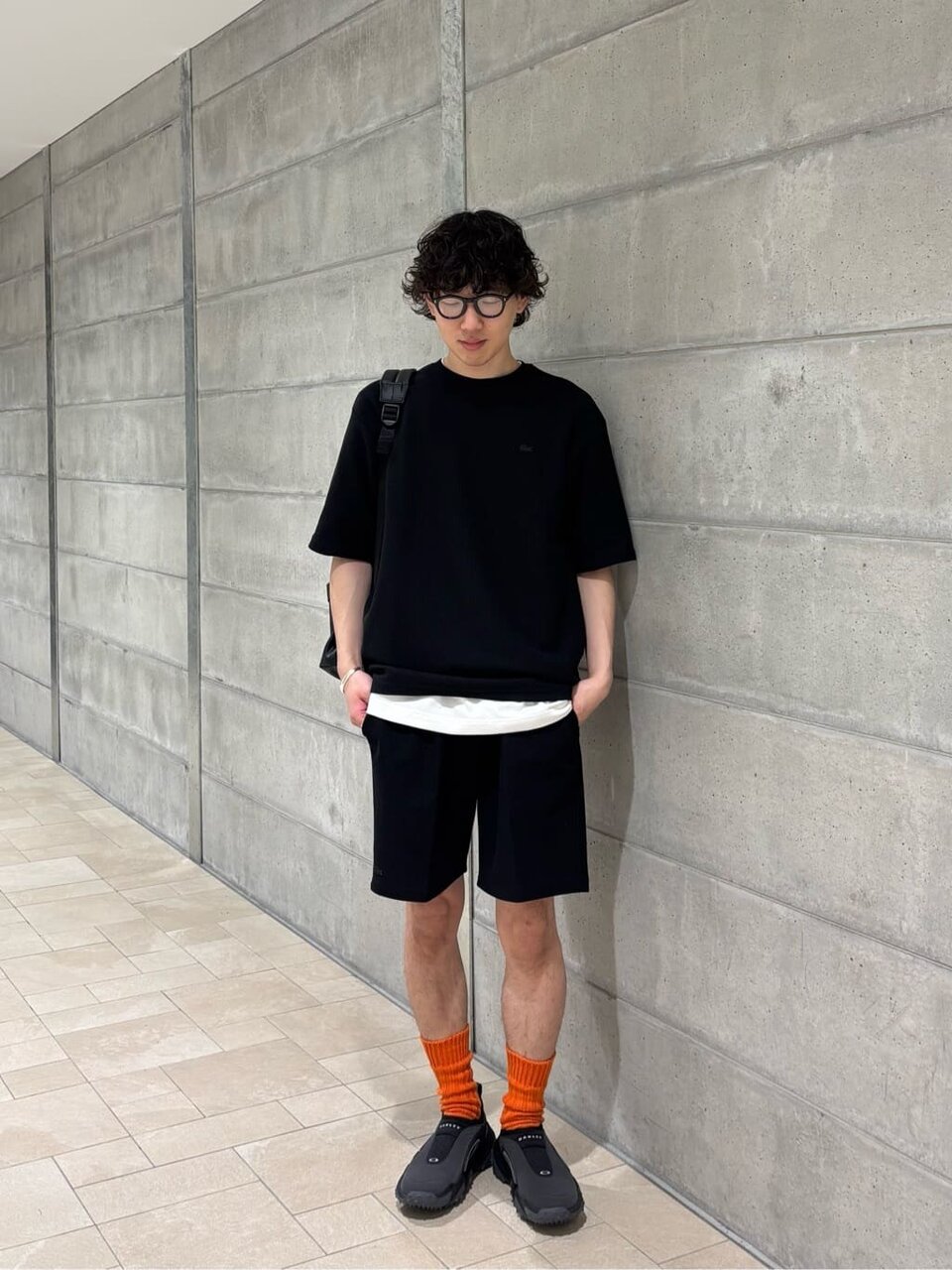 Tシャツとショートパンツを着た男性
