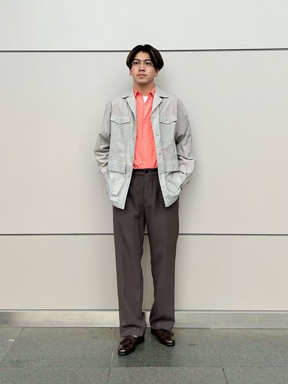 オレンジシャツを着た男性