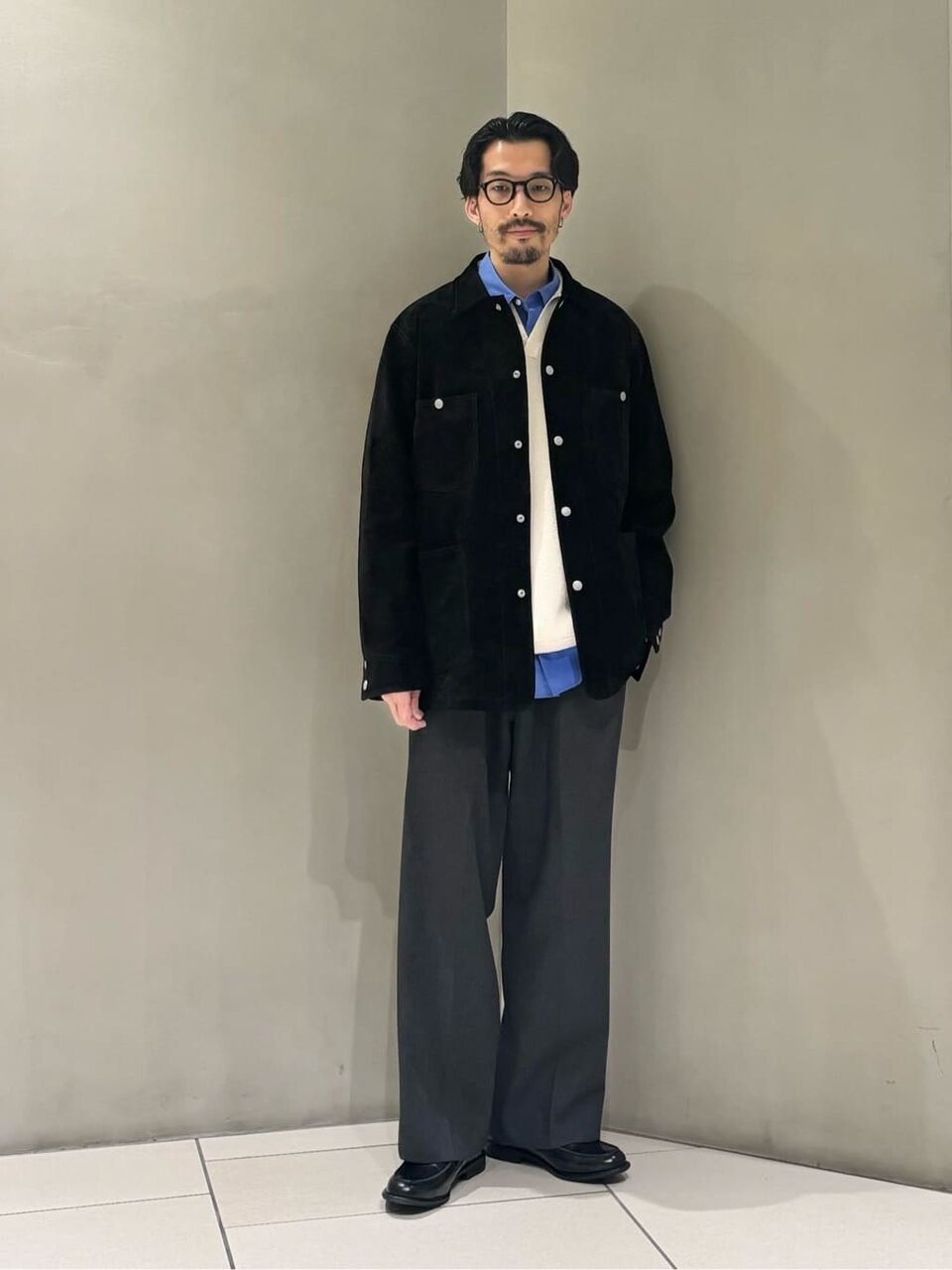 ブルーシャツを着た男性