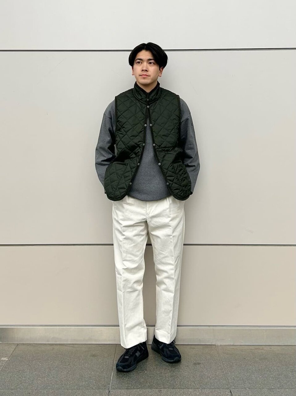 キルティングベストを着た男性
