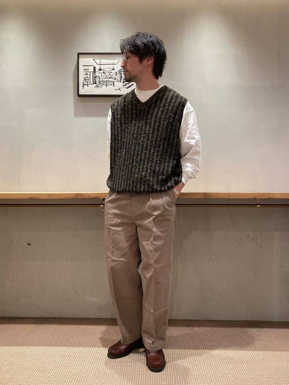 ロングスリーブシャツとベストを着た男性
