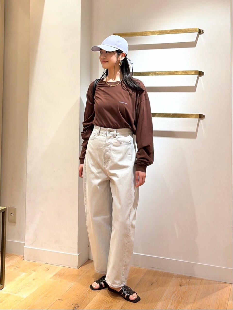 ロングTシャツとハイウエストデニムを着た女性