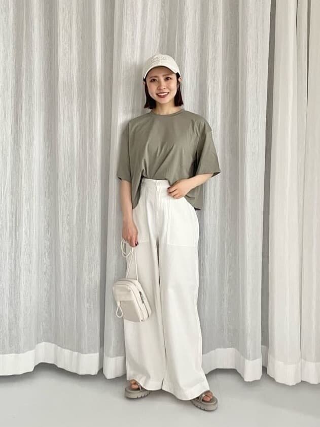 Tシャツとホワイトデニムを着た女性