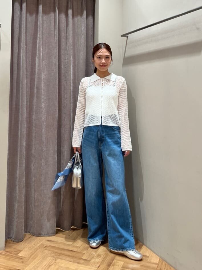 メッシュカーディガンとハイウエストデニムを着た女性
