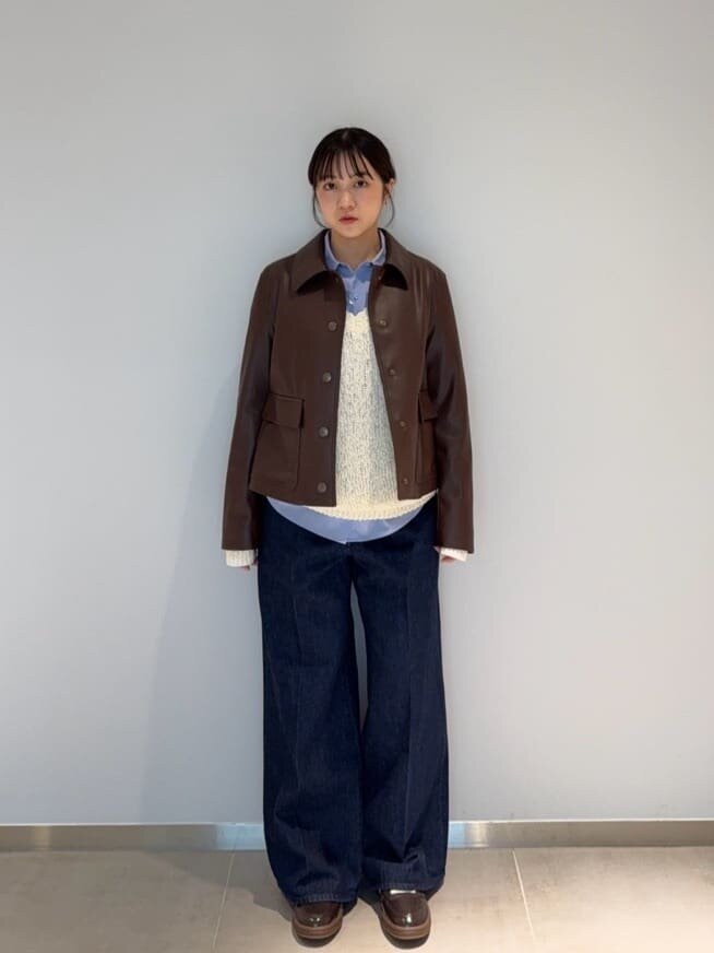 レザージャケットとハイウエストデニムを着た女性