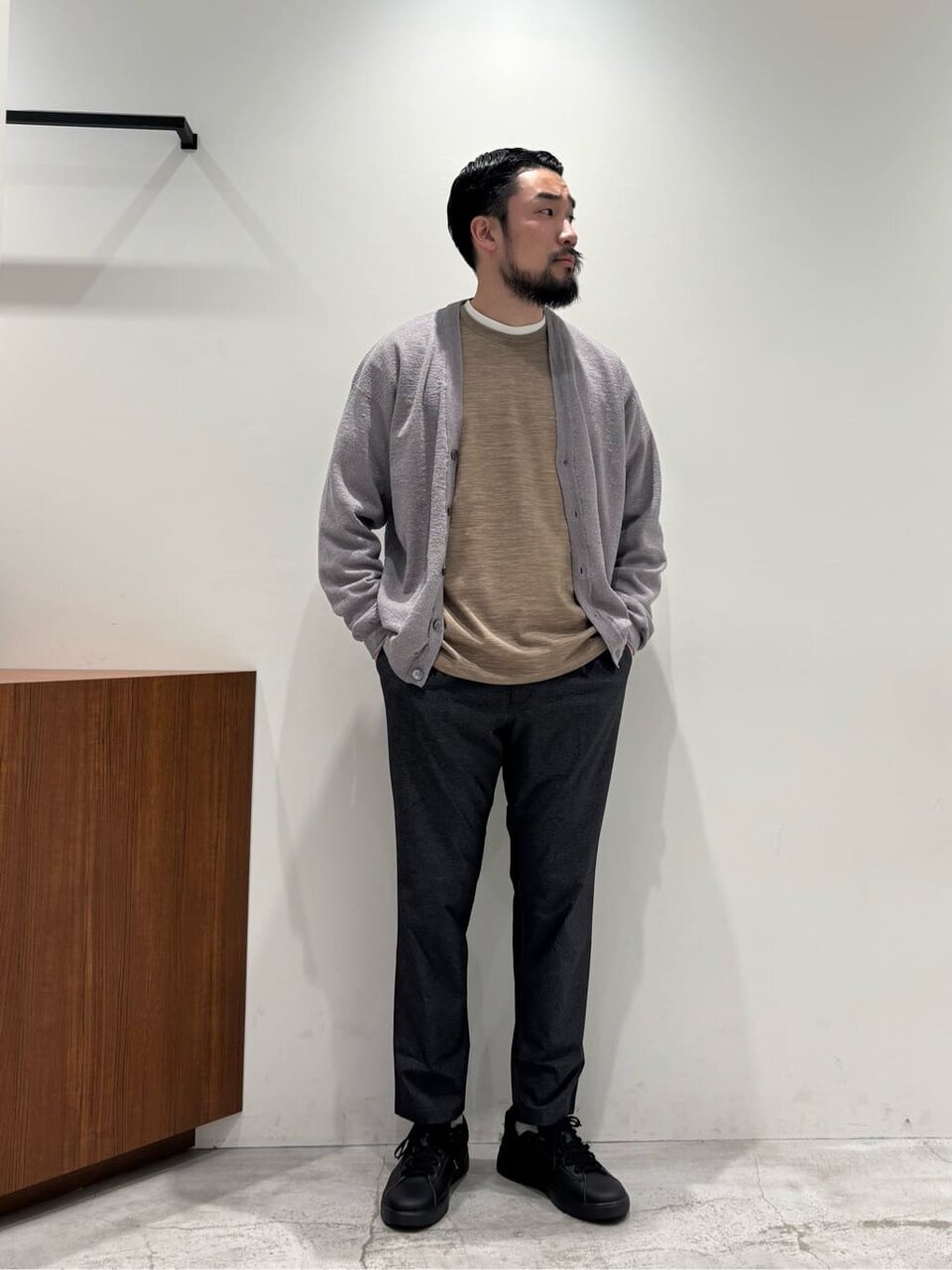カーディガンとイージーパンツを着た男性