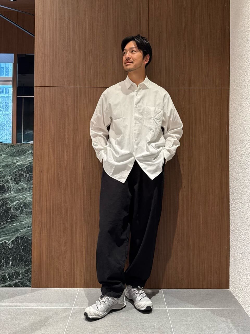 白シャツとイージーパンツを着た男性