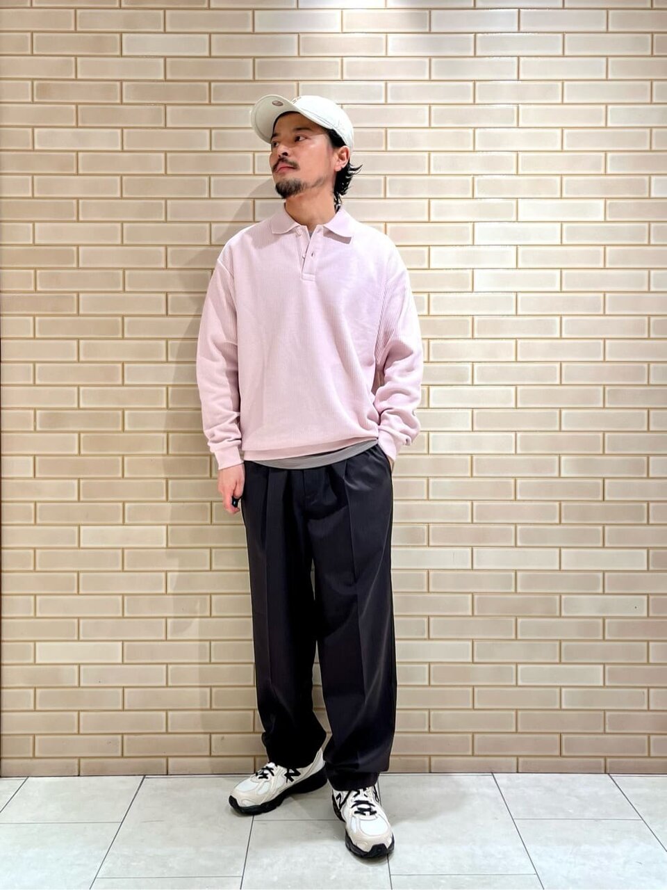 ポロシャツとイージーパンツを着た男性