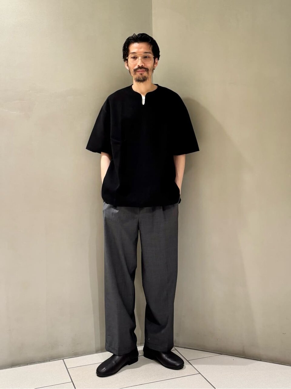 Tシャツとイージーパンツを着た男性