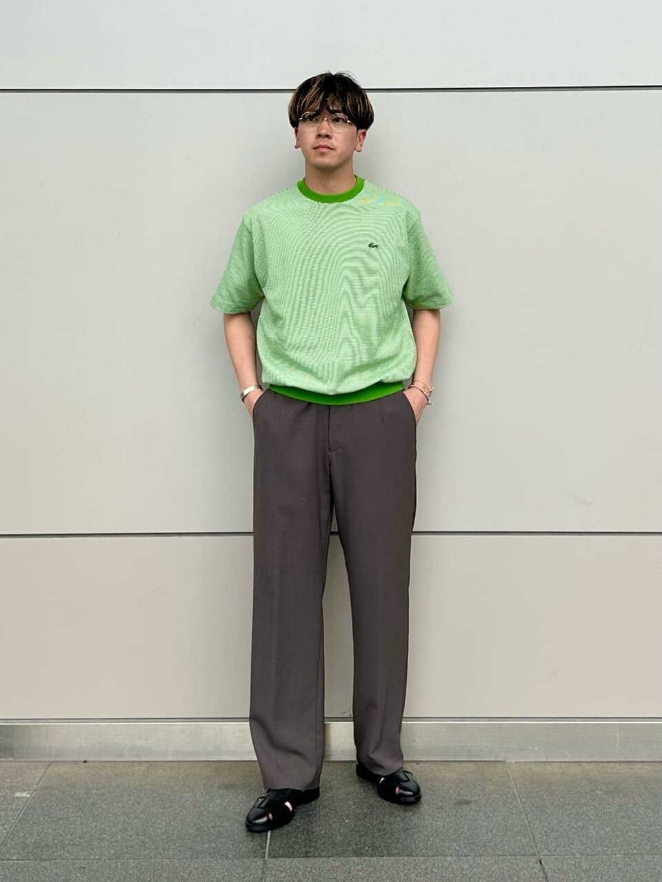 クルーネックTシャツとイージーパンツを着た男性