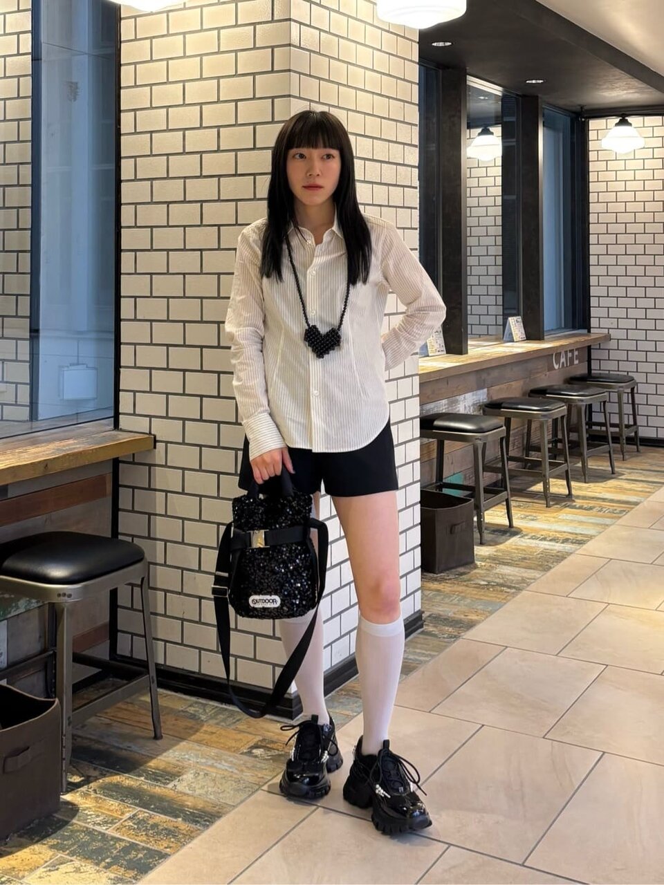 ストライプシャツとショートパンツを着た女性
