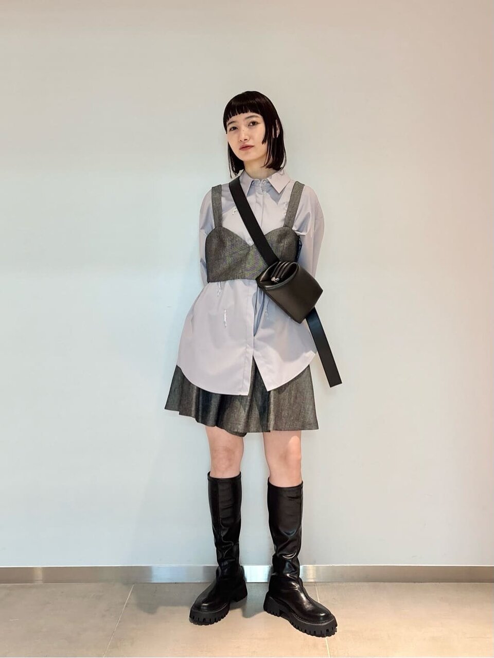 シャツとビスチェを着た女性