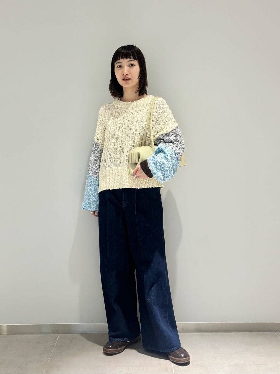 クルーネックニットを着た女性