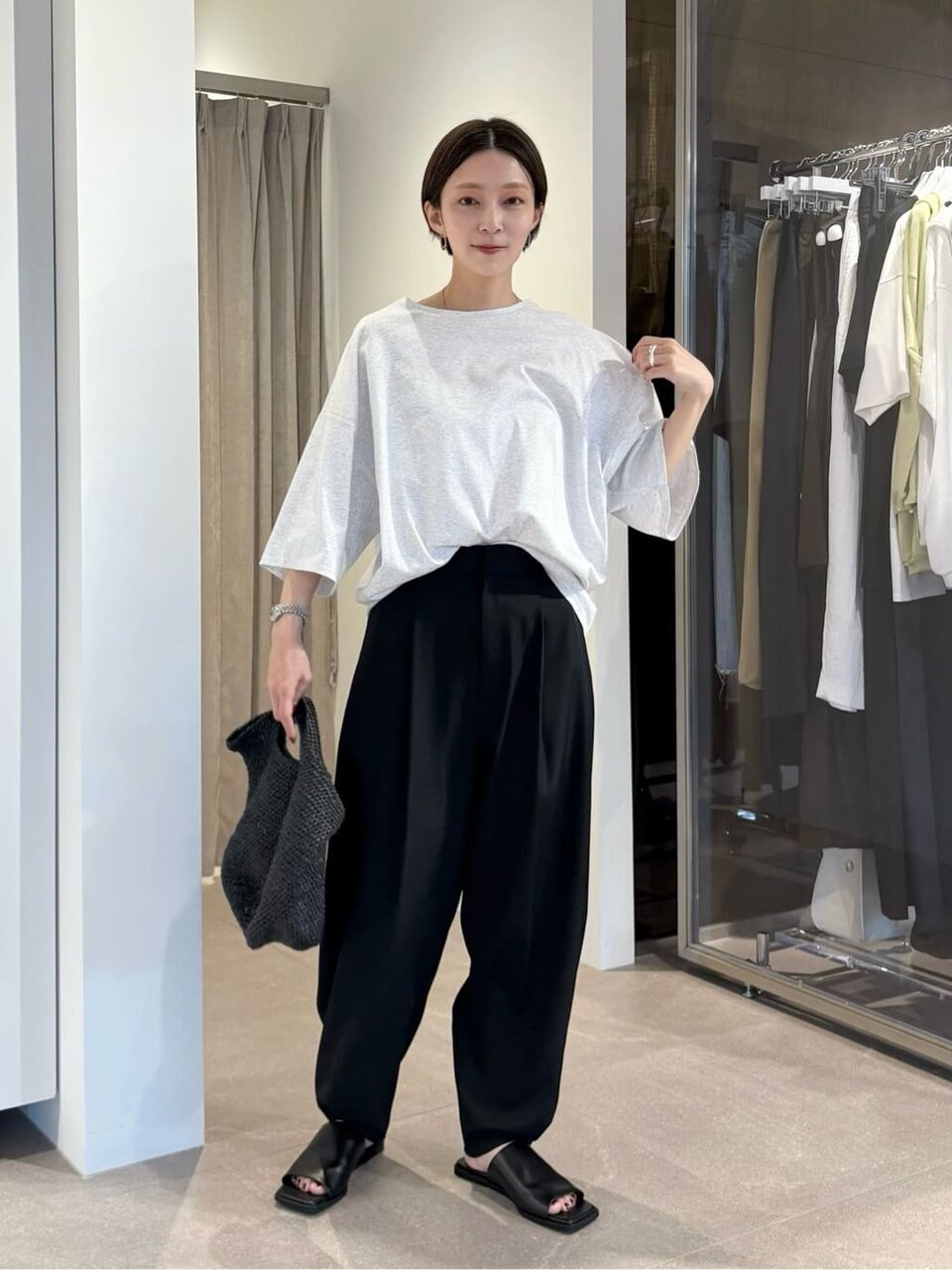 Tシャツとバルーンパンツを着た女性